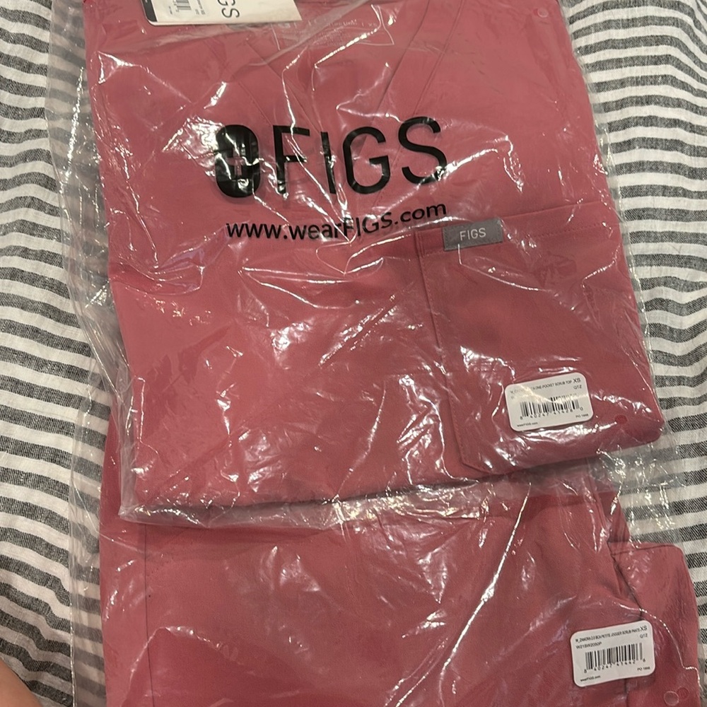 Figs xs catarina one pocket in quartz and xs Zamora 2.0 petite jogger